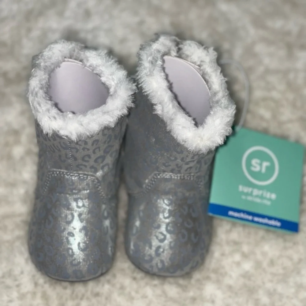Baby girl Surprize by Stride Rite‎ Silver/Winter Faux Fur Boots size (6/12 M)